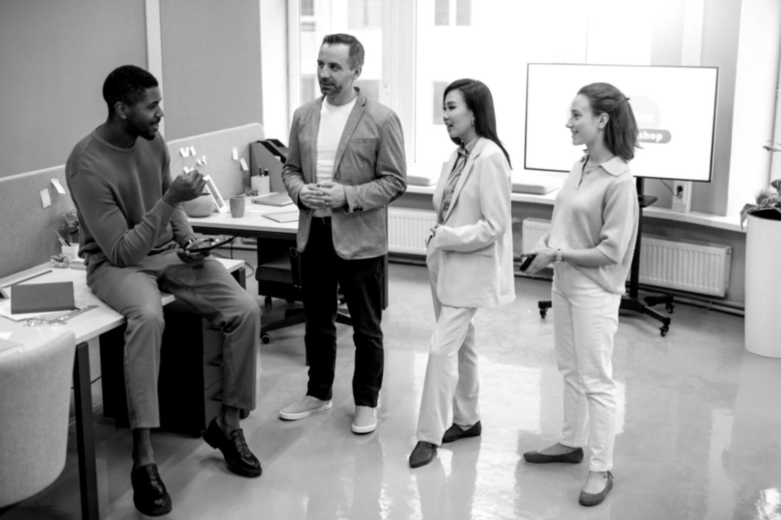 Professioneller Schnittarbeitsplatz mit zwei Monitoren