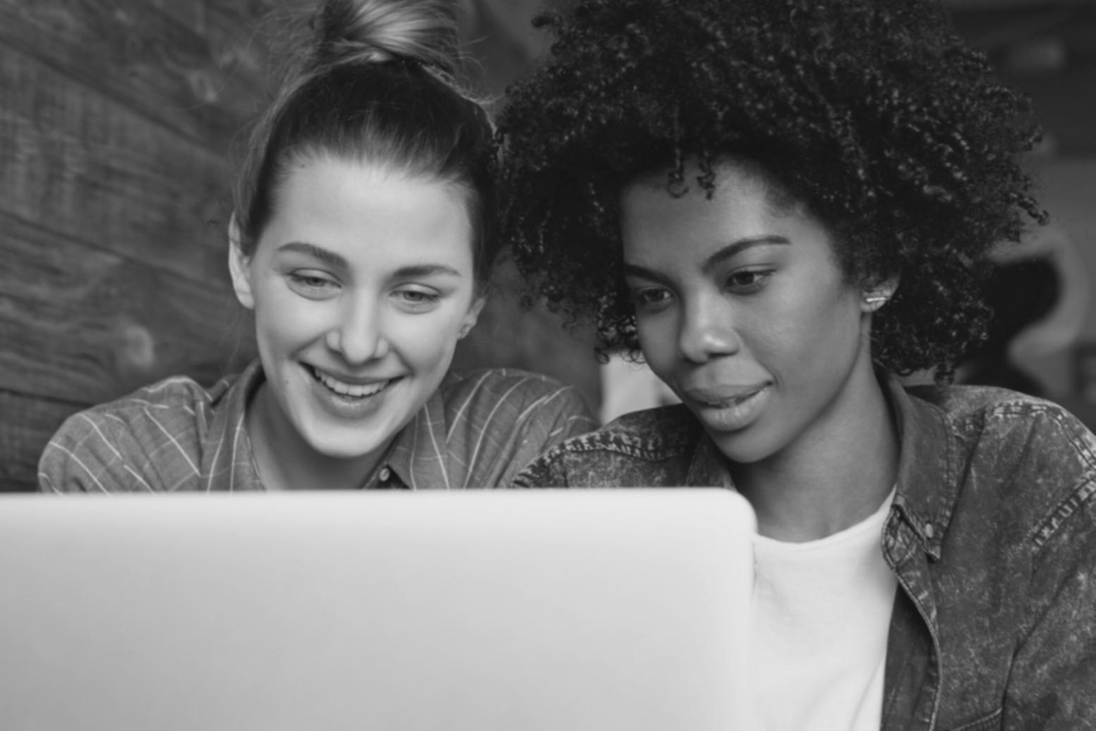 Studierende beim gemeinsamen Lernen von Schnitttechniken